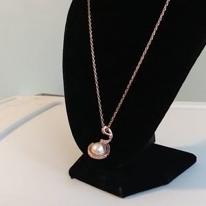 NWOT 18k gp necklace w/pearl-like bead pendant
